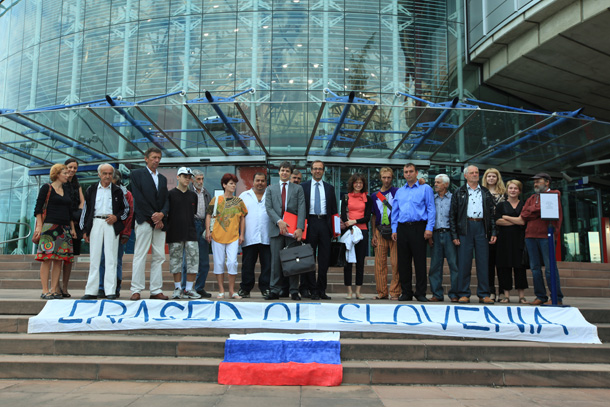 Pritožniki s podporniki in odvetnikoma pred Evropskim sodiščem za človekove pravice v Strasbourgu, 2011