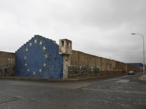 Fotografija zidu hiše na kateri je naslikana zastava EU.