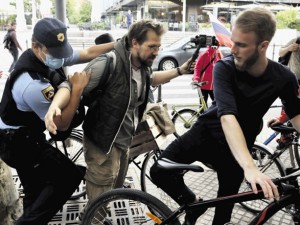 Policijska represija proti protestnicam in protestnikom je popolnoma nedopustna!