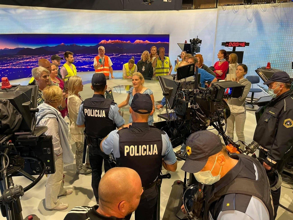 Vdor zanikovalcev covida-19 in nasprotnikov cepljenja v studio javne televizije je obsodil tudi politični vrh. Foto: MMC RTV SLOVENIJA