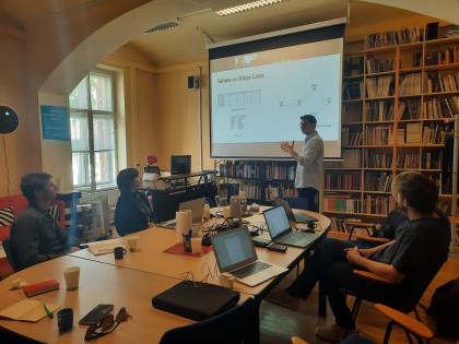 On the possibilities of network analysis in the context of ownership structures of Slovenian media