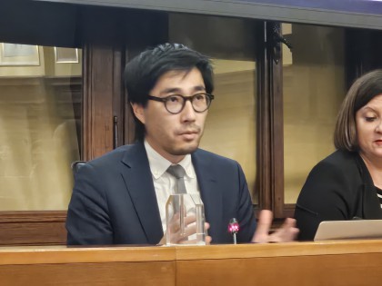 Misliti mir 7: dr. Nan Tian: Ali nas visoki vojaški izdatki res naredijo varnejše?