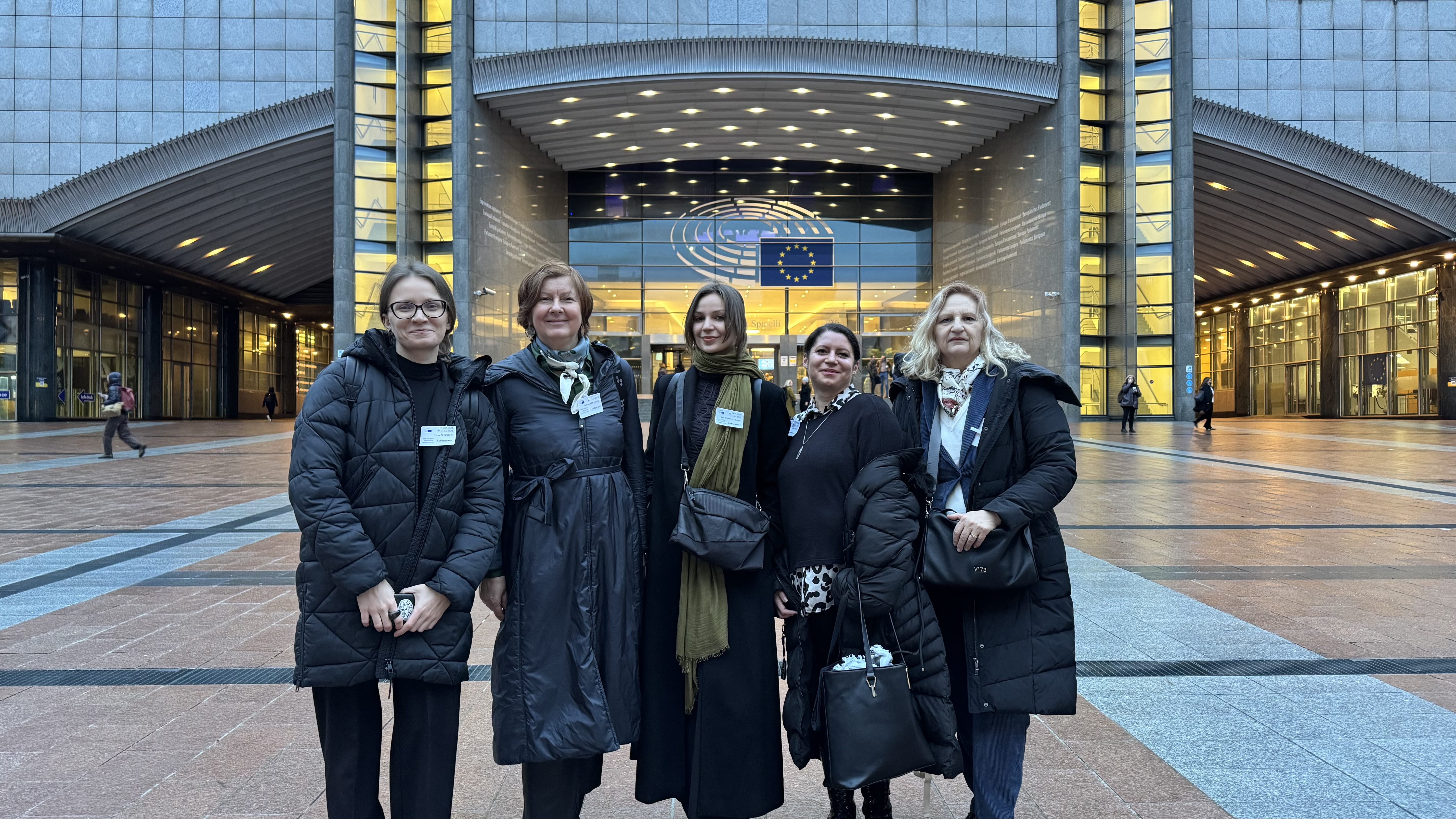Slovenska delegacija v Bruslju: Tjaša Turnšek, Brankica Petković in Lori Šramel Čebular iz Mirovnega inštituta ter Mirka Race in Milojka Doljak, predstavnici slovenskega Zbora občank in občanov, Foto: Arhiv MI