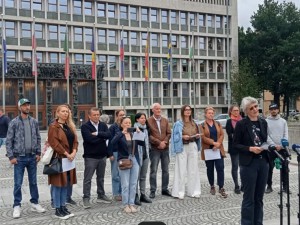 Tiskovna konferenca proti odvzemu volilne pravice stalnim prebivalkam in prebivalcem na lokalnih volitvah