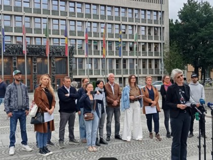 Tiskovna konferenca proti odvzemu volilne pravice stalnim prebivalkam in prebivalcem na lokalnih volitvah